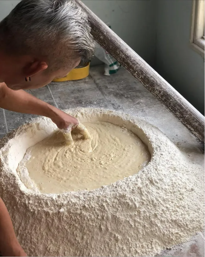 凌晨揉面的师傅